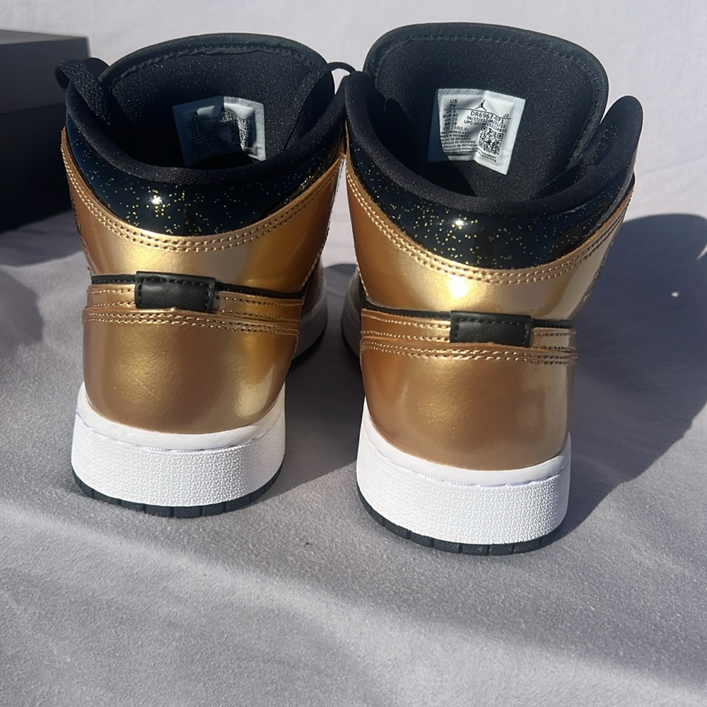 Like New Nike Air Jordan 1 Mid SE (GS) Size 7 Black & Gold Retro Shoes - Picture 6 of 10